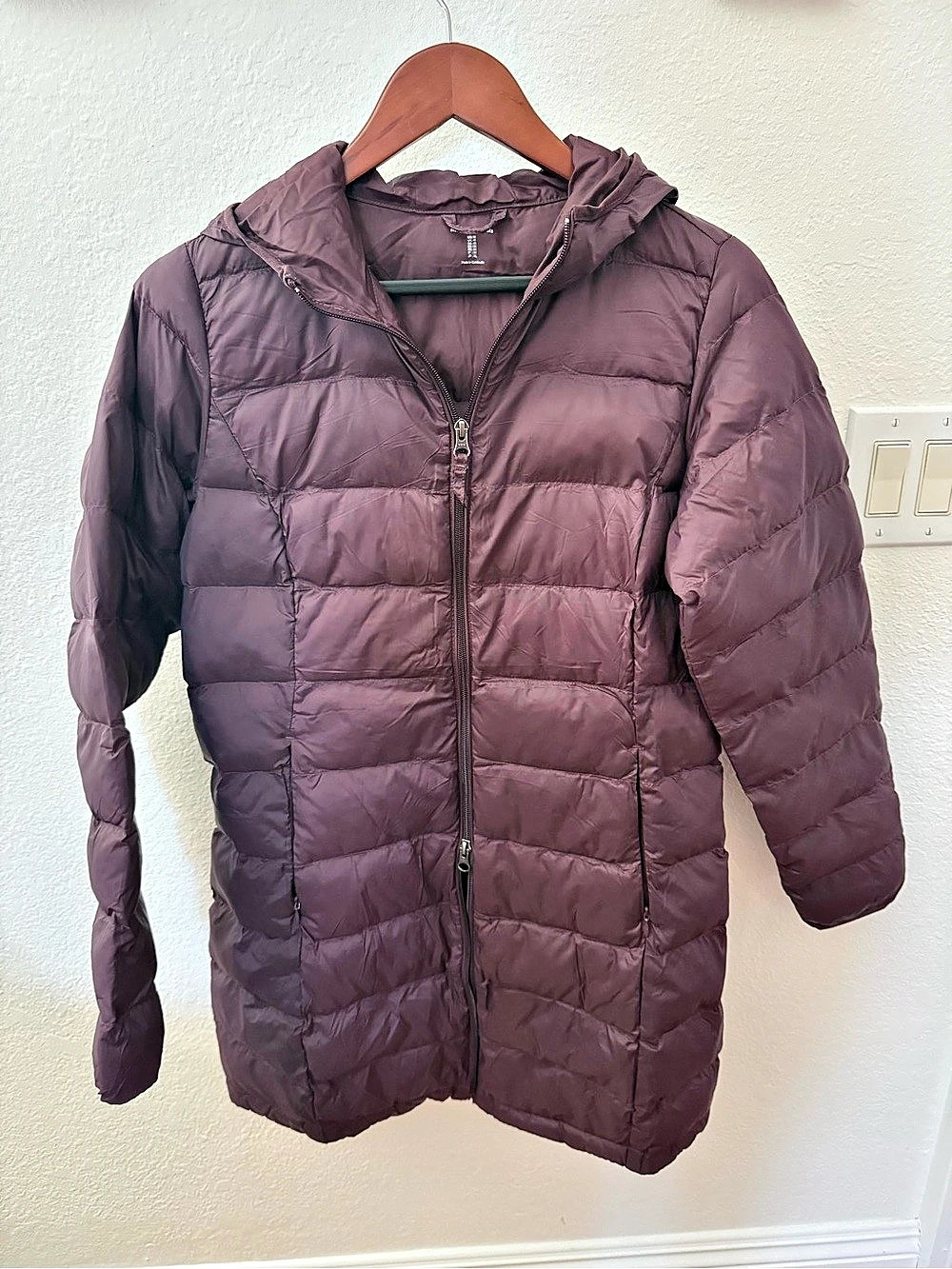 Amazon Essentials Lightweight Water-Resistant Packable Hooded Puffer Coat Hooded